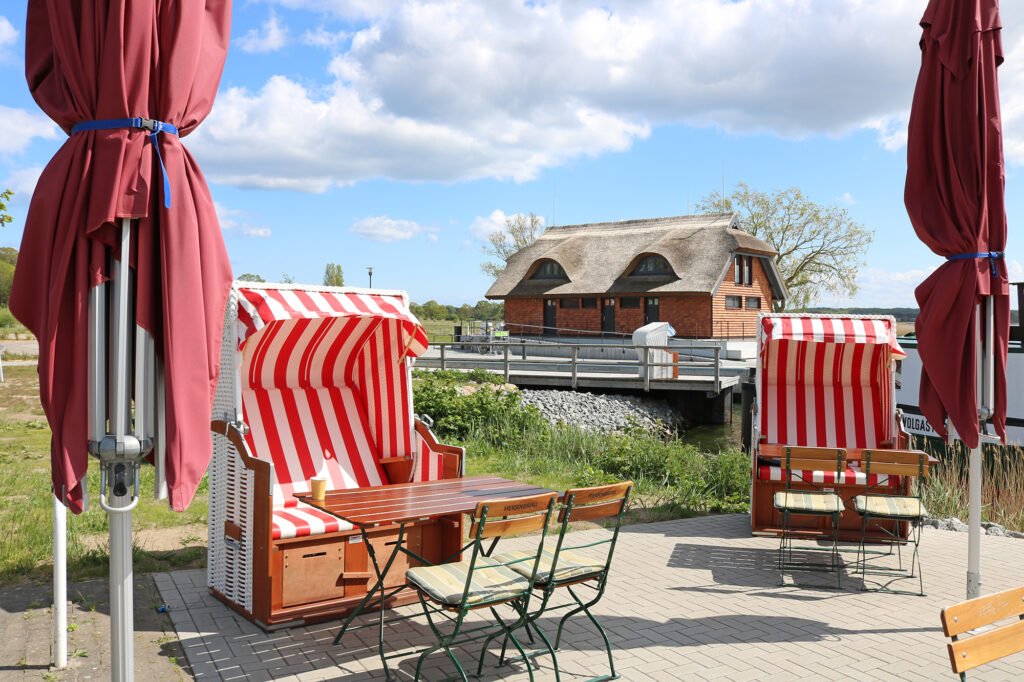 Schiff-Hafen-Strandkoerbe-IMG_4016_xl